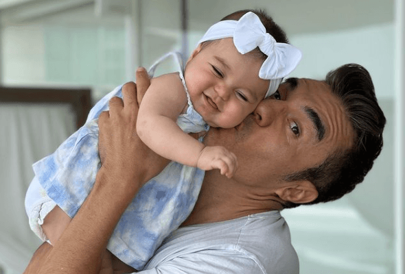 Adrián Uribe celebra los siete meses de su hija Emily con tierna fotografía