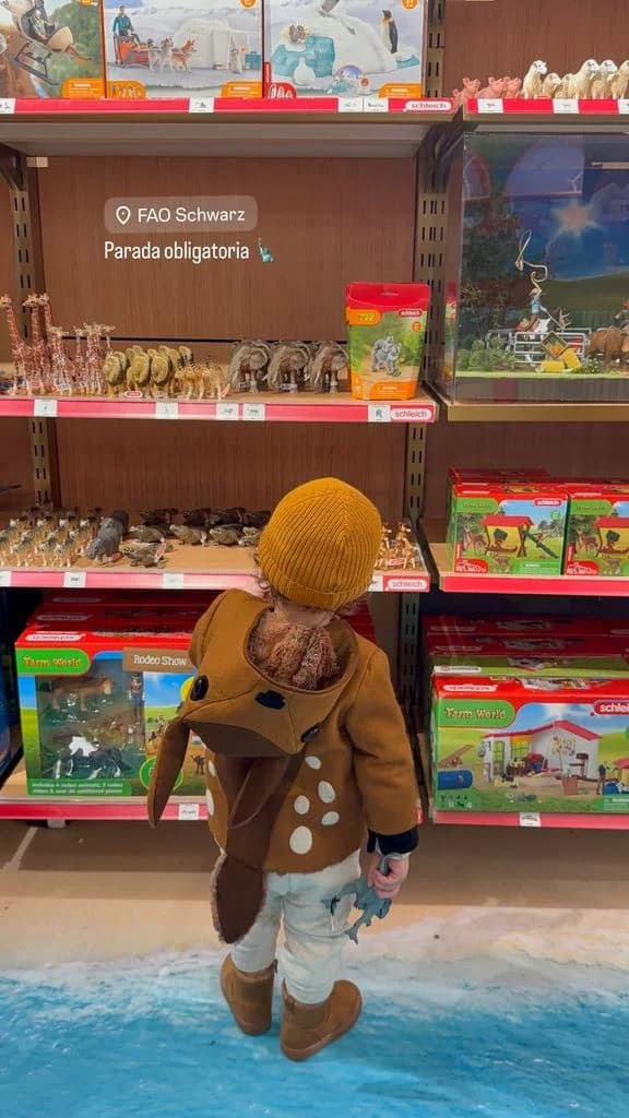 Marco sostuvo en sus manos el juguete con forma de dinosario.