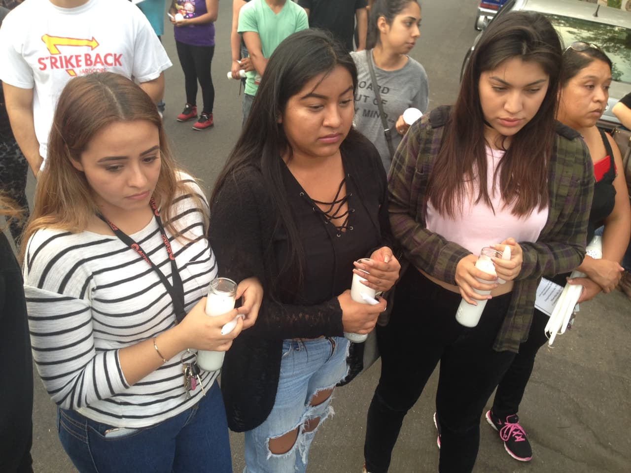 Una emotiva vigilia recordó a Carlos Segovia, el marine que murió luego de ser baleado en el Sur de Los Ángeles.