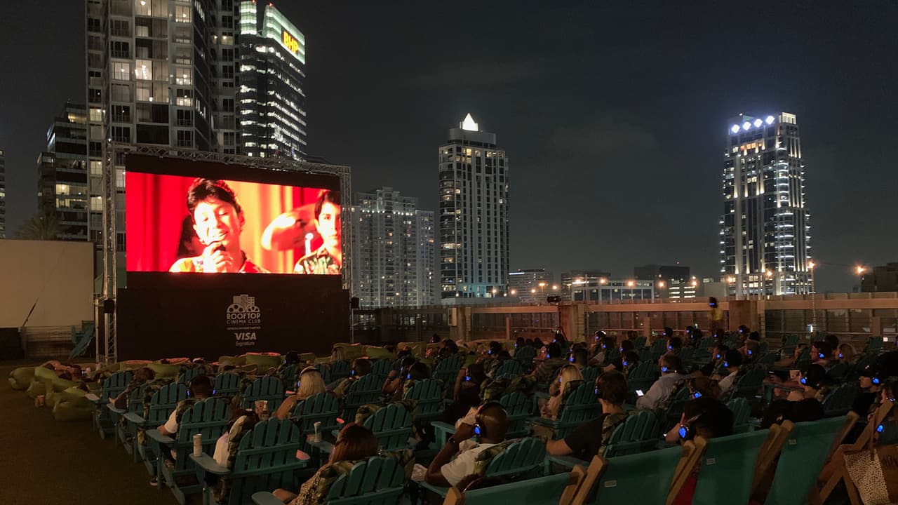 <a href="https://www.univision.com/local/houston-kxln/rooftop-cinema-abre-fotos">Rooftop Film Club</a> comenzó en una azotea en Shoreditch, Londres en 2011.
