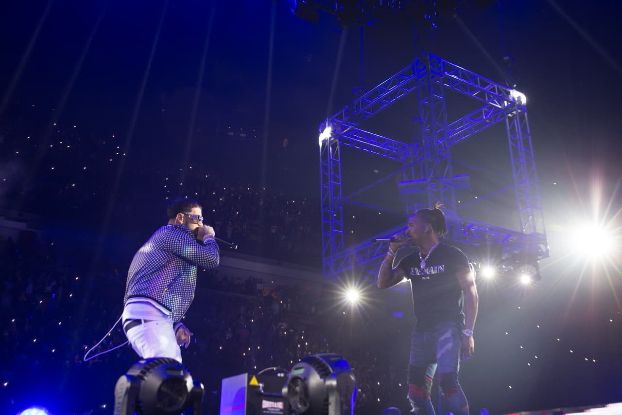 Ozuna le pidió a Anuel AA que se subiera a la tarima para cantar el éxito de ambos ‘Brindemos’, una de las canciones más pegadas del momento. 
<br>