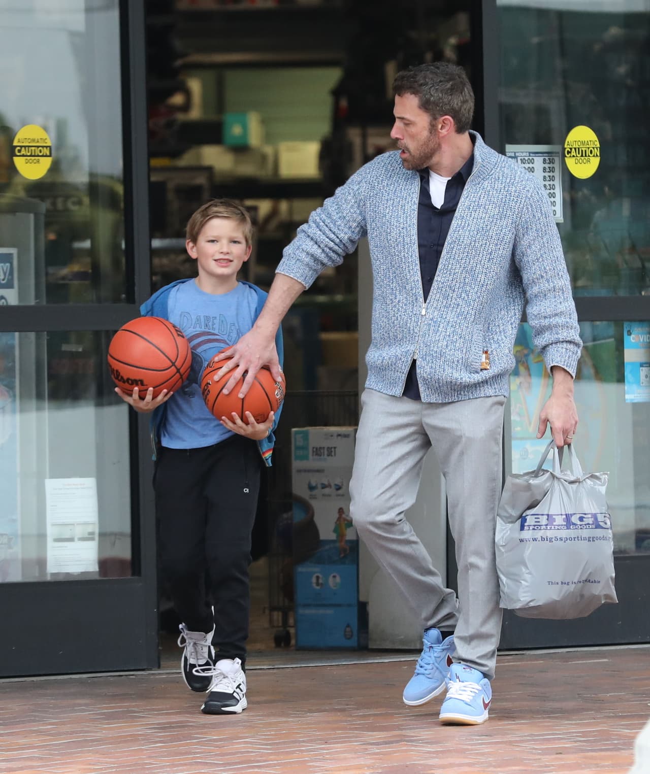 Ellos 
<b><a href="https://www.univision.com/famosos/asi-se-preparo-jlo-para-su-boda-con-ben-affleck-su-estilista-revelo-detalles-del-intimo-momento-video">se casaron en el verano de 2022</a> </b>luego de haber recuperado la historia de amor que dejaron inconclusa en 2004, cuando anunciaron su separación.
<br>