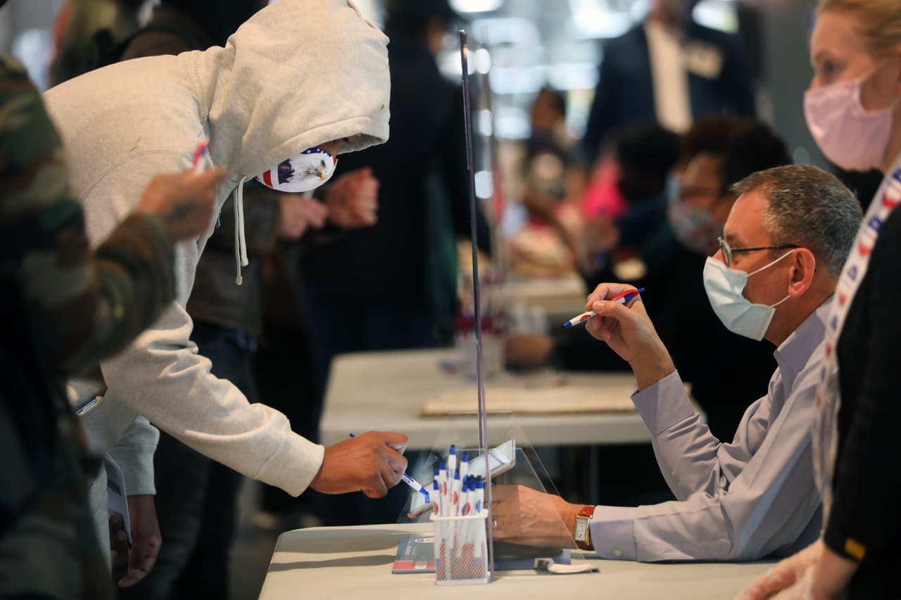 De acuerdo con 
<a href="https://www.texastribune.org/2020/10/28/texas-voting-mask-abbott/" target="_blank">el diario The Texas Tribune</a>, el argumento a favor de un mandato de máscara en las urnas se planteó por primera vez en una demanda mucho más amplia presentada contra Abbott y el secretario de estado de Texas en julio por Mi Familia Vota, la NAACP de Texas y dos votantes de Texas.
<br>
<br>El juez federal de distrito Jason Pulliam dictaminó a favor del uso de mascarillas en los centros de votación, pero esa medida se revirtió.