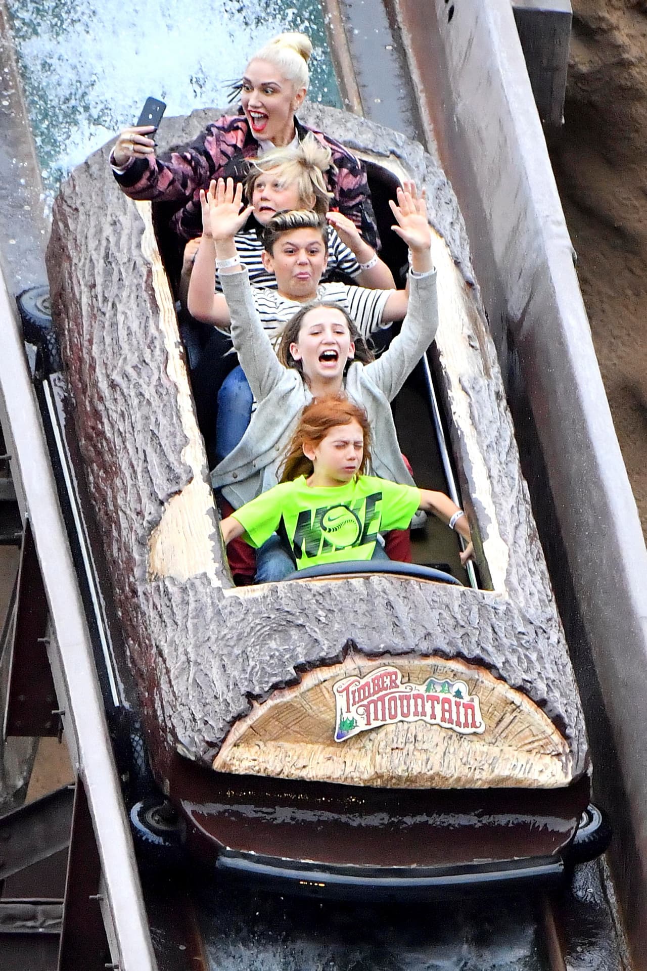 Kingston ni se enteró que mamá sacó foto.