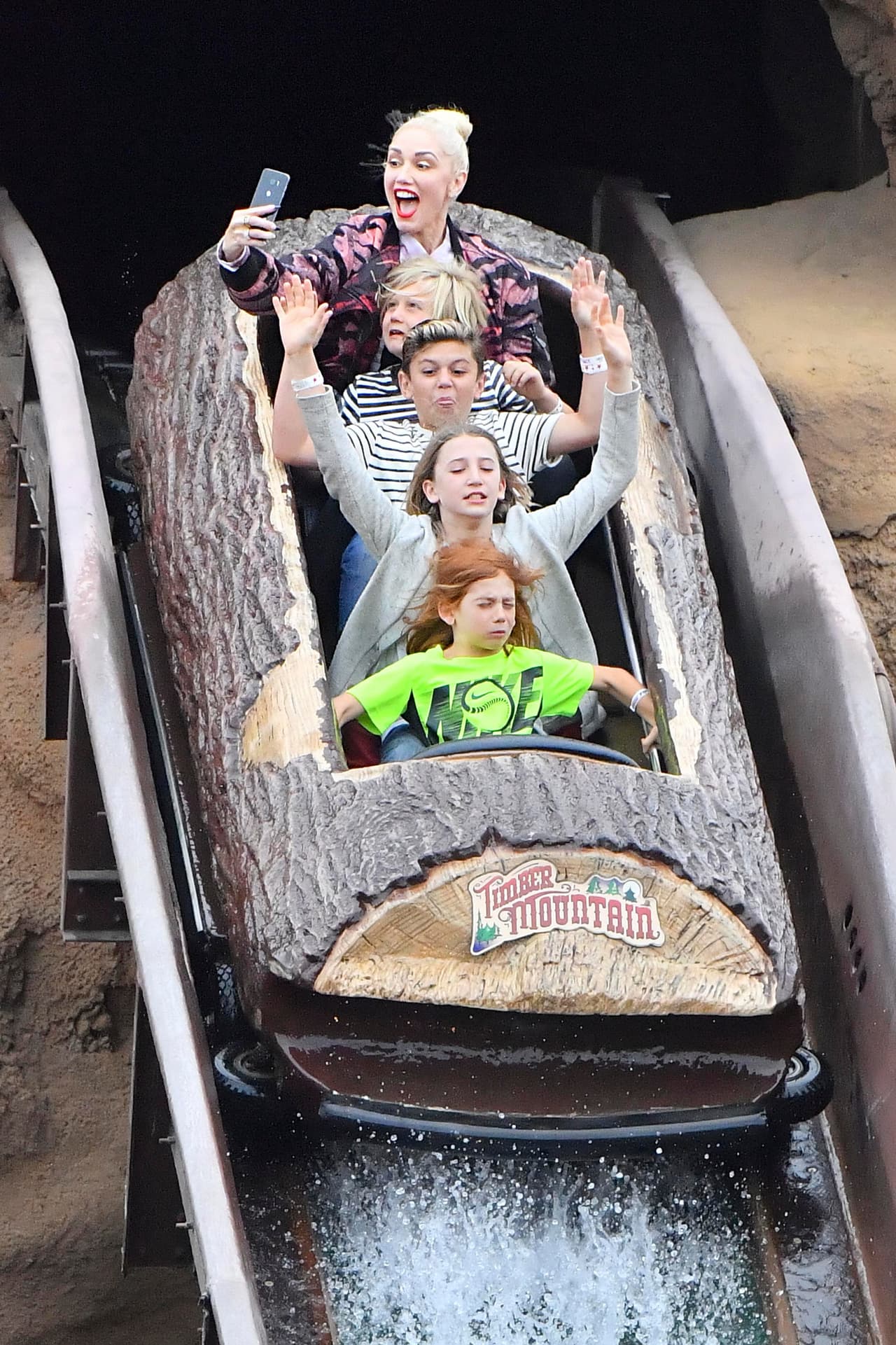 Gwen, feliz tomándose la foto.