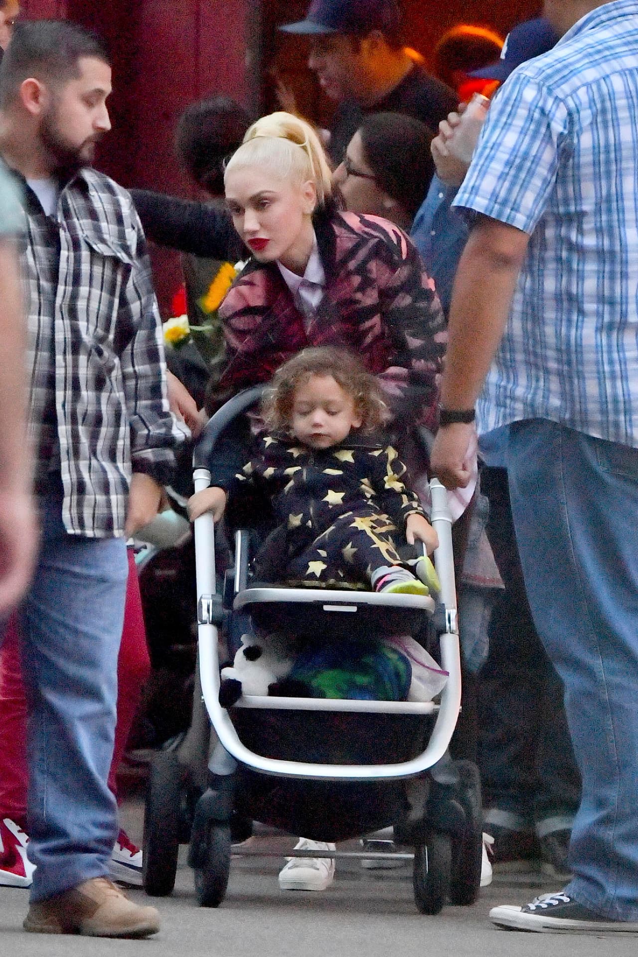 Gwen cuidando de Apollo en la carriola.