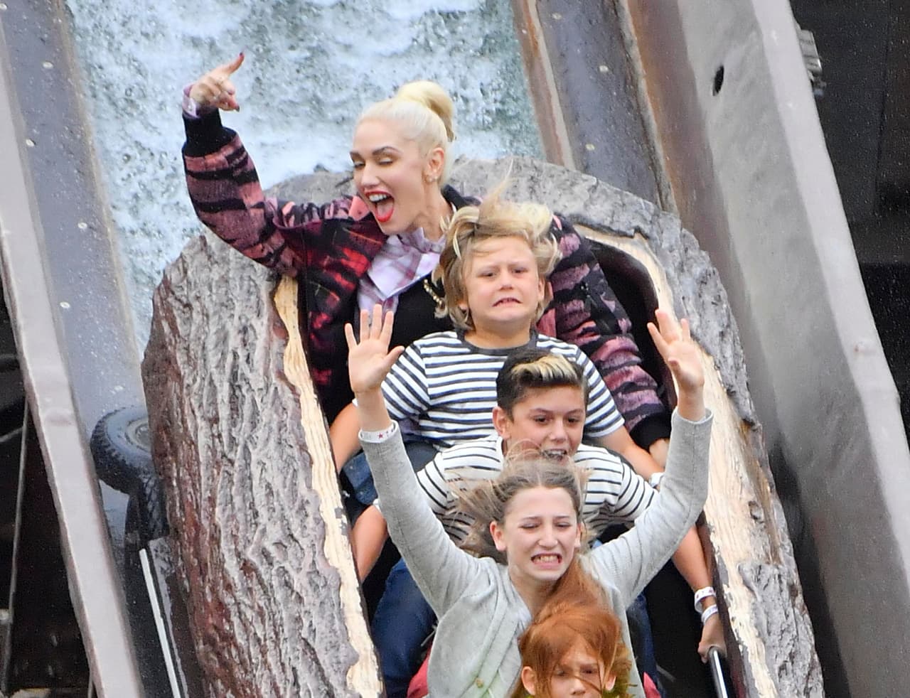 Después se subió con sus dos hijos mayores a los "troncos". ¡Mira esa cara de sufrimiento!