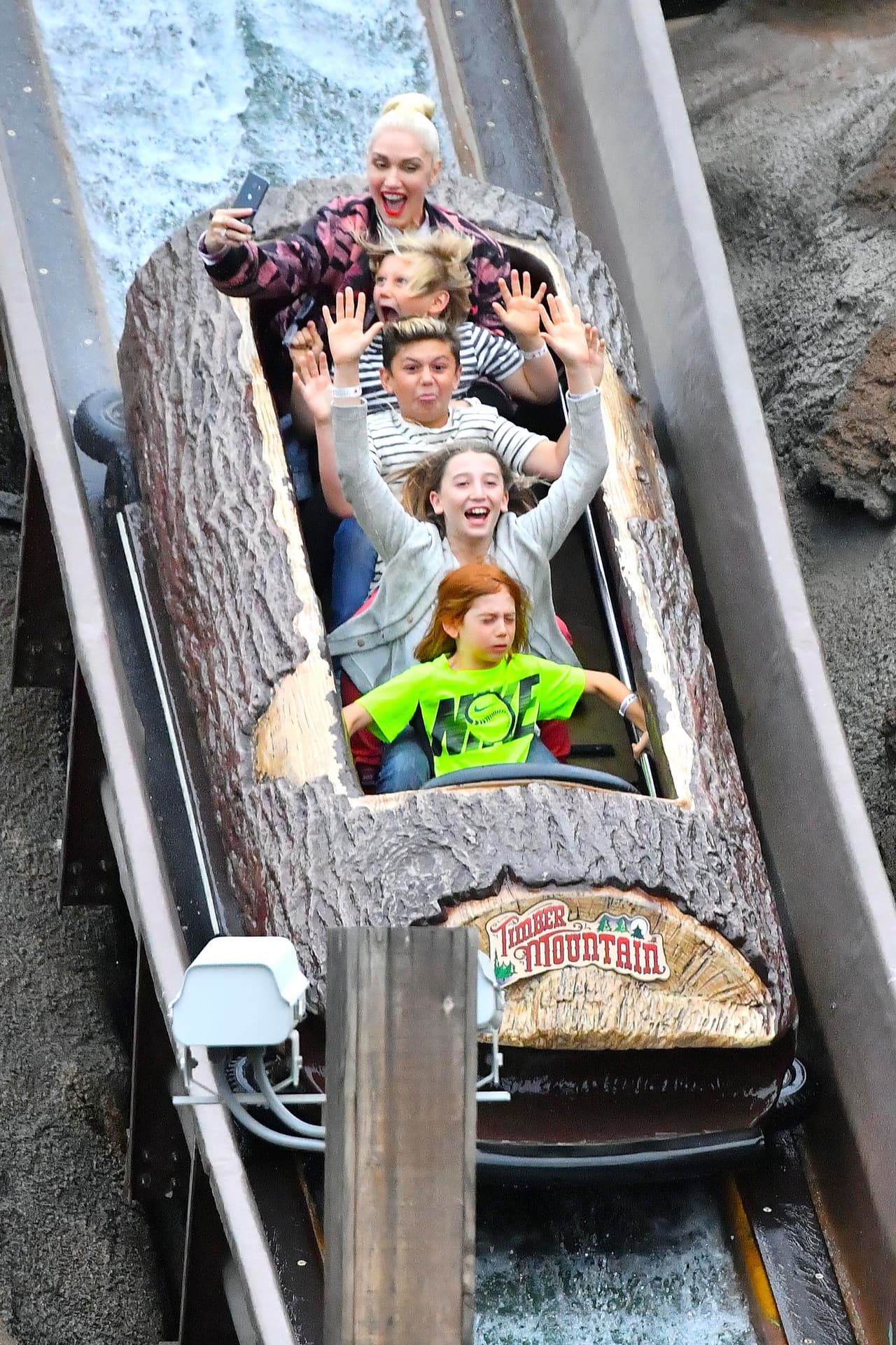 ¡No vayas a tirar tu teléfono, chica!