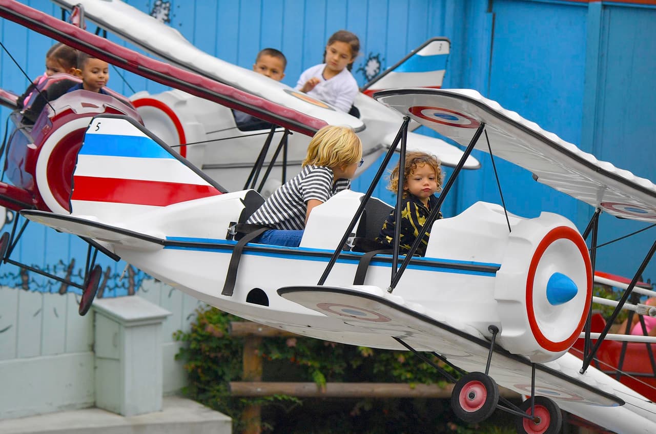 Zuma se subió a los avioncitos para cuidar a su hermanito Apollo.
