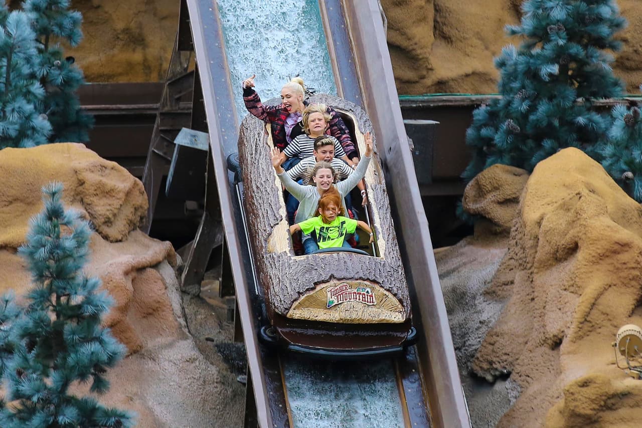 Sus dos hijos mayores estaban muy entretenidos.