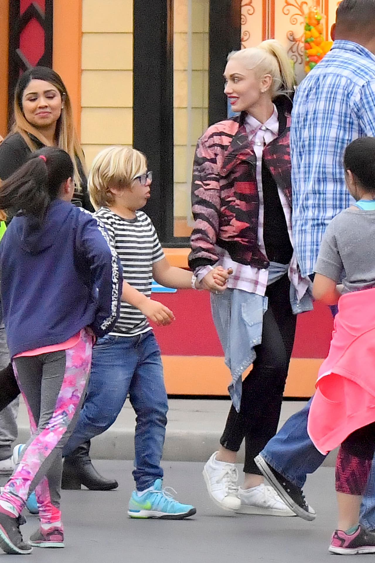 Tomando de la mano a Zuma.