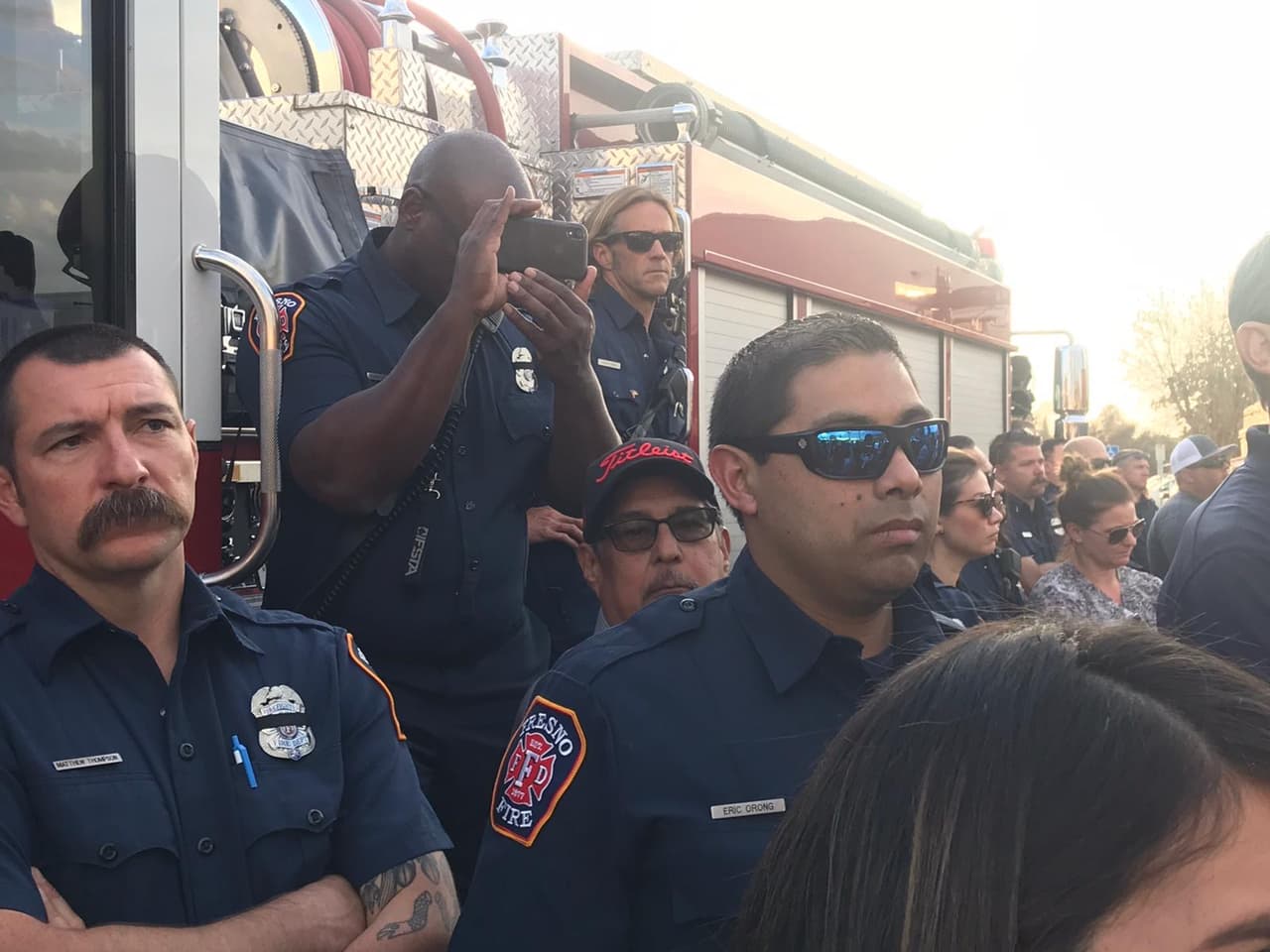 Acudieron representantes de múltiples Departamentos de Bomberos, de Bakersfield, Woodlake, y también policías, alguaciles y otras autoridades presentaron sus condolencias.
