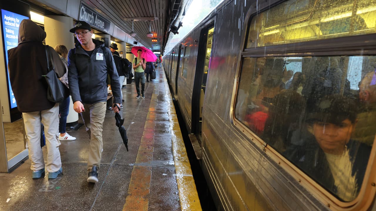 El agua se filtró en ciertas plataformas del metro de Nueva York, afectado algunos servicios. La gobernadora Kathy Hochul afirmó que la ciudad desplegó 
<b>autobuses adicionales por las interrupciones de los trenes</b>.