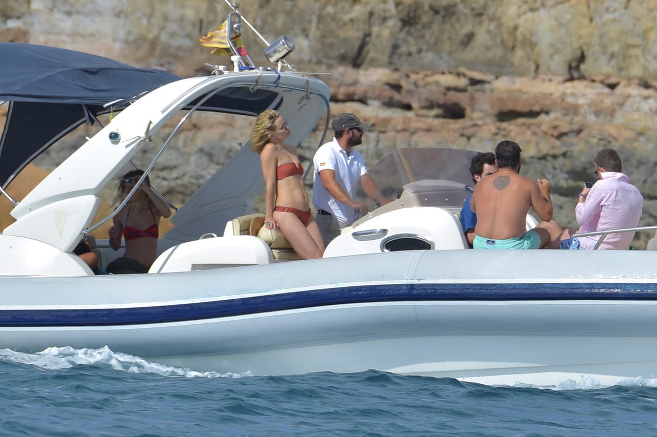 Kate Hudson disfruta embarrándose lodo en la playa.