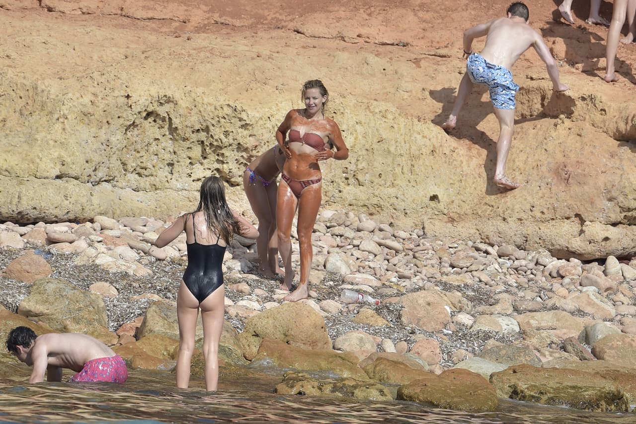 Kate Hudson disfruta embarrándose lodo en la playa.