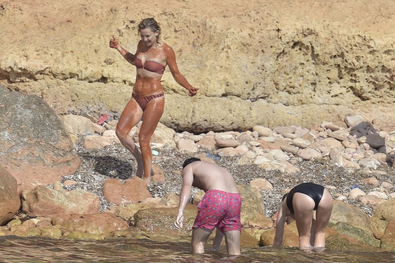Kate Hudson disfruta embarrándose lodo en la playa.