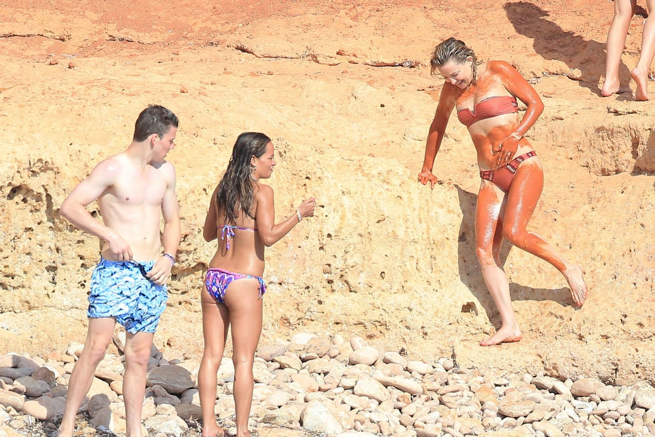Kate Hudson disfruta embarrándose lodo en la playa.