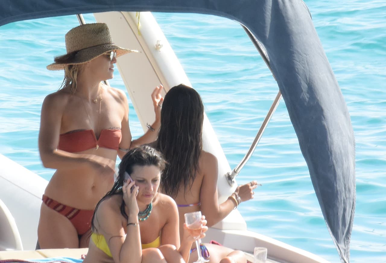 También aprovechó para presumir su cuerpazo en bikini.