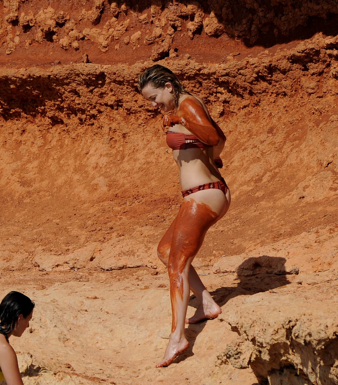 Y pronto, quedó cubierta de pies a cabeza.