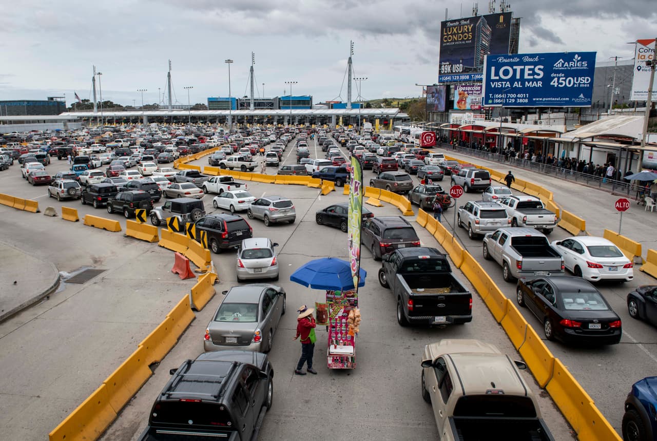 El flujo de vehículos entrando a los Estados Unidos en el puerto de San Ysidro aumentó tras el anuncio del cierre de la frontera con México, este 20 de marzo. 
<br>