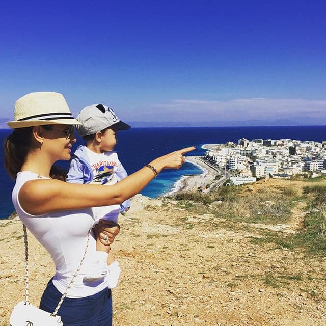 Con su bebito en brazos.