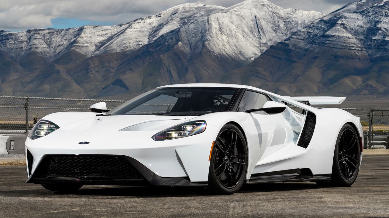 <b>4. <u>Ford GT 2017</u>:</b> 216 MPH (346 KM/H)
<br>Uno de los vehículos más esperados de los últimos tiempos apareció tratando de mantener la imagen del GT40 original que destrono a Ferrari del podio de las 24 horas de LeMans en 1966. Nuevas tecnologías de propulsión, materiales modernos para su fabricación y sobretodo un número limitado de unidades lo convierten en uno de los más cotizados en el mercado (500).