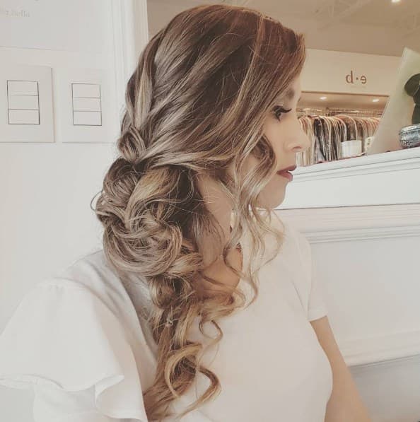 Acá otra opción llena de creatividad y encanto con la que puedes experimentar: la trenza floja y algunos mechones ondulados.