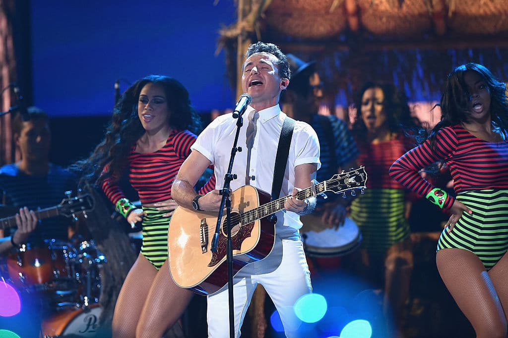 El colombiano trabajó versiones tributo y sinfónicas de sus canciones. Concursa en Premio Lo Nuestro en la categoría Mejor Álbum Tropical del Año.