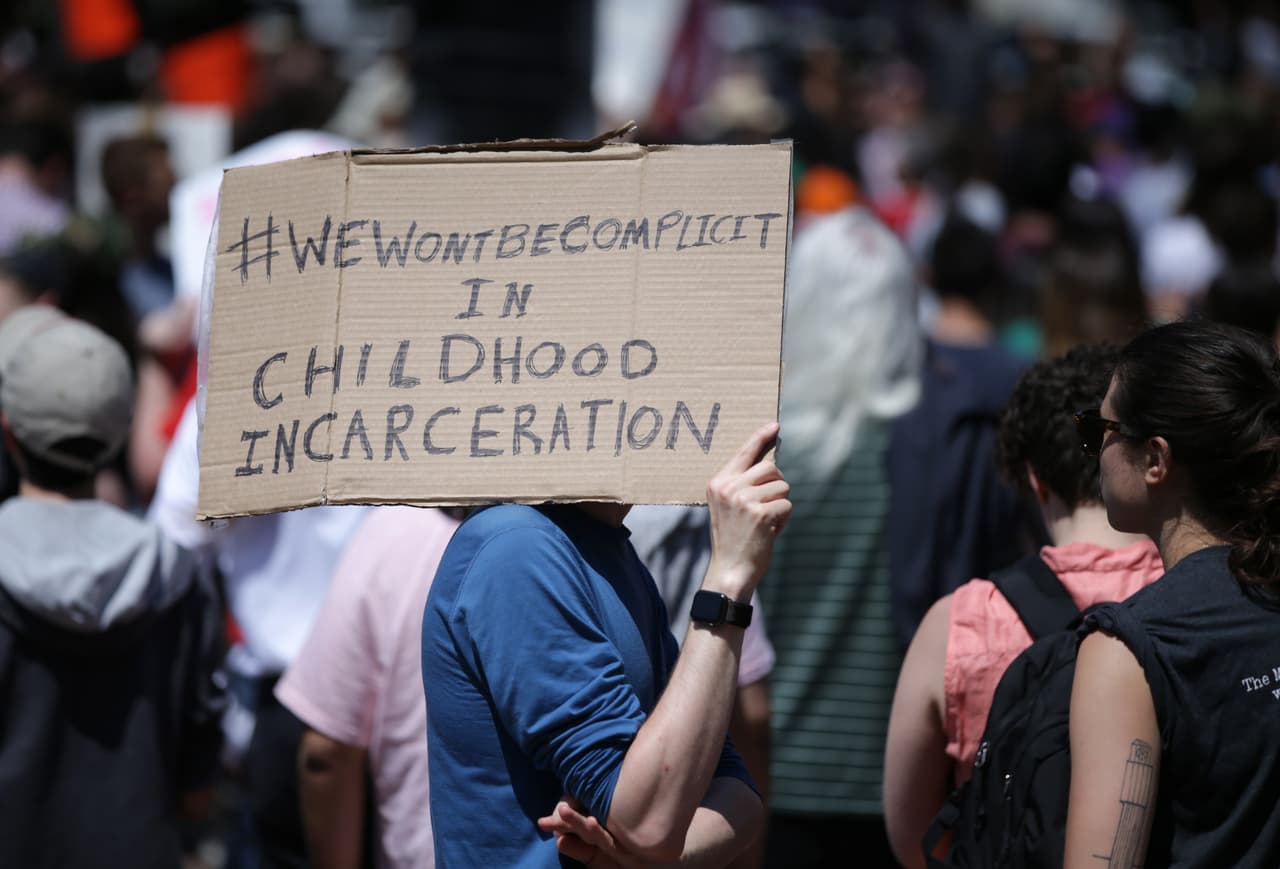 "No seremos cómplices en el encarcelamiento de niños¨", se lee en este cartel de un manifestante. Los empleados de Wayfair salieron de su trabajo después del mediodía y protestaron por aproximadamente una hora.