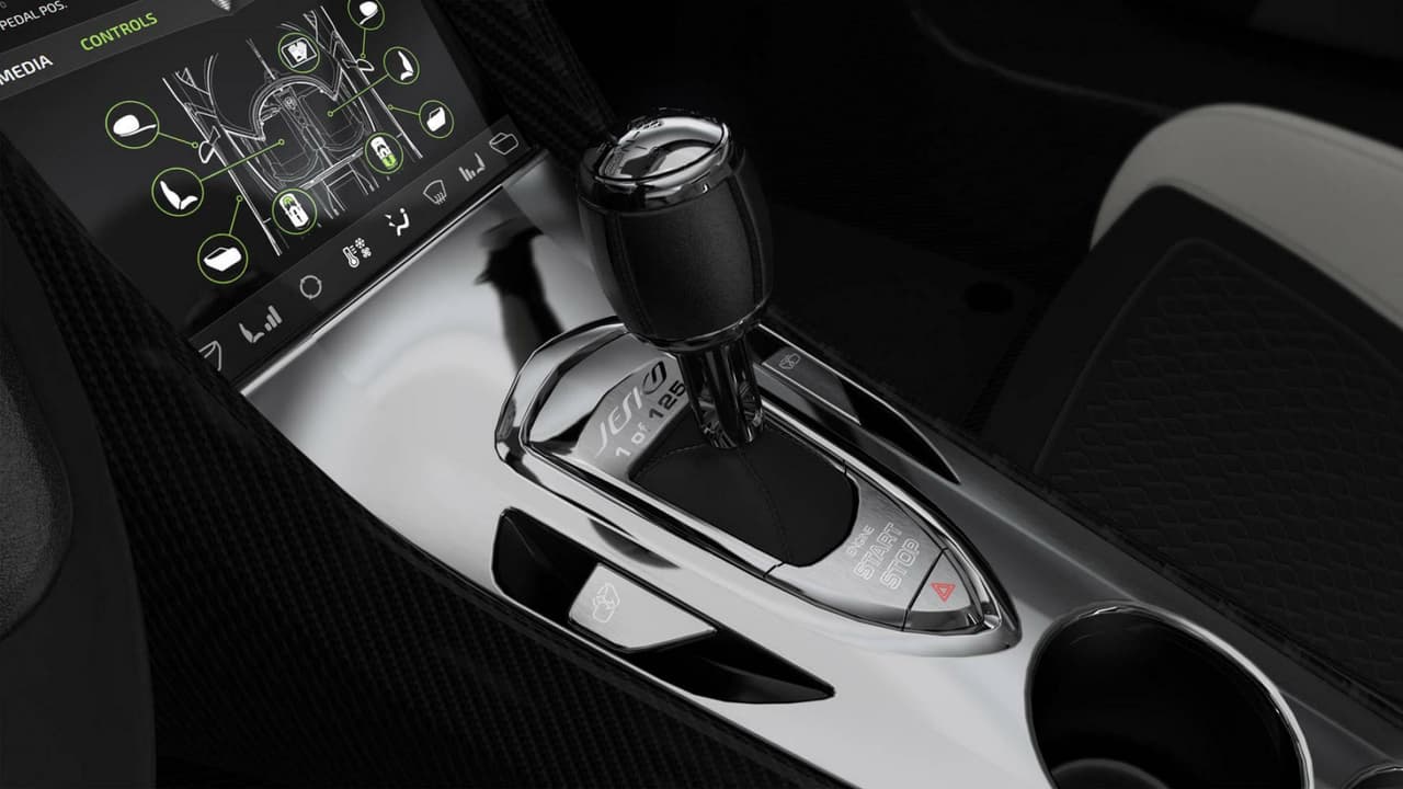 El Koenigsegg Jesko cuenta con una nueva transmisión automática de 9 velocidades que además de ser más liviana, cuenta con
<u>siete </u>embragues. Estos le permite al sistema seleccionar instantáneamente la marca ideal en cualquier momento. Para la selección manual optima de marchas se debe realizar aplicando mayor presión en las paletas detrás del volante.