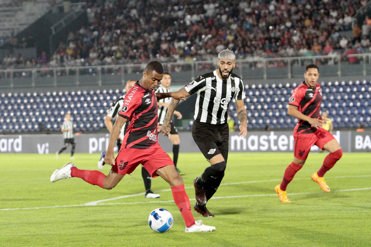 Libertad y Paranaense empataron 1-1, pero el club brasileño calificó a los Cuartos de Final por ganar 2-1 la ida de los Octavos de Final.