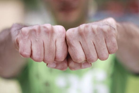 Si tienes el hábito de sonarte los nudillos, primero intenta reconocer en qué contextos lo haces.