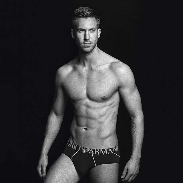 ¡Wow! Calvin Harris apareció sólo en ropa interior para Emporio Armani.
