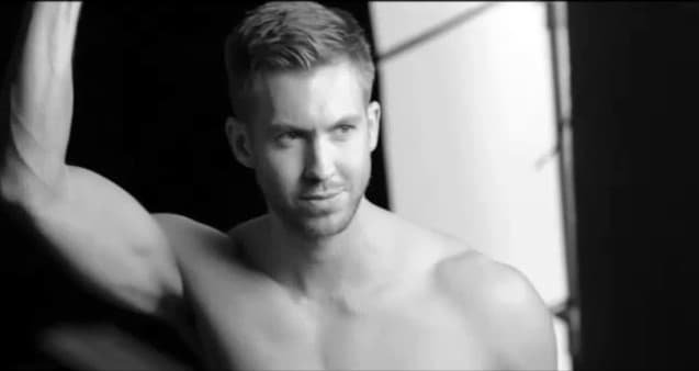 Armani se encargó de hacer que el escocés posara de llamativas maneras.