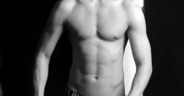 La confianza que tiene Armani en la estructura fisionómica de Calvin es inigualable.