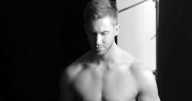 El artista lució su tonificado cuerpo.