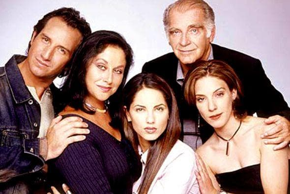 Esta telenovela llamó la atención porque tenía una trama más real y todavía es muy recordada porque ofreció una propuesta muy diferente en aquellos años.