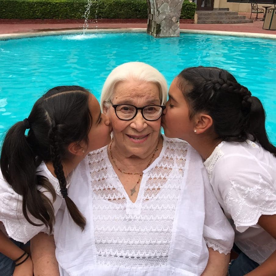 Durante el programa del pasado 10 de mayo, Karla agregó que sus hijas son muy inocentes, a pesar de que una de ellas casi entra a la adolescencia. Las describió como personas nobles de corazón, inocentes y felices: “Lo que yo le pido a Dios es que les dé salud y felicidad, y a mí tiempo, para disfrutarlas y verlas ser felices”.
<br>