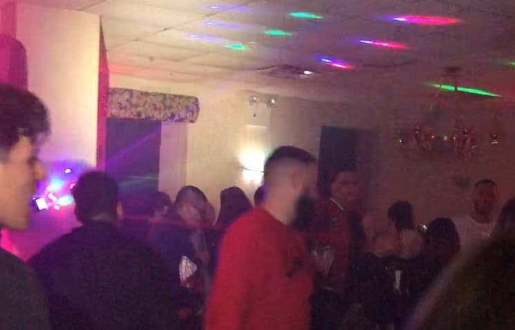 Más de 750 personas fueron halladas en diversas fiestas clandestinas en la ciudad de Nueva York este fin de semana.