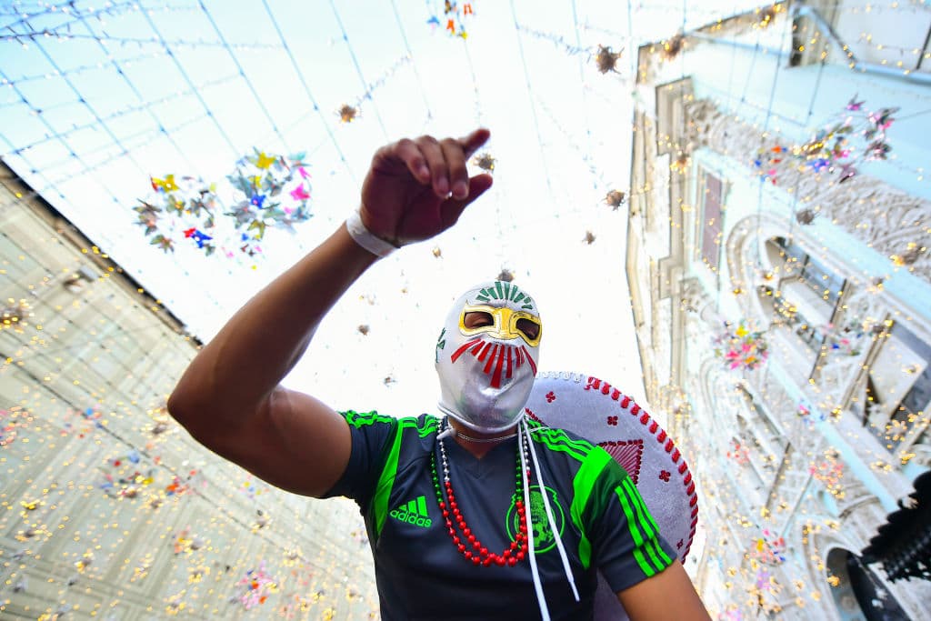 La fiesta mexicana tomó las calles de Moscú y con máscaras, banderas, sombreros y todo aquello que caracteriza a la afición Tricolor, causaron furor y contagiaron con su entusiasmo.