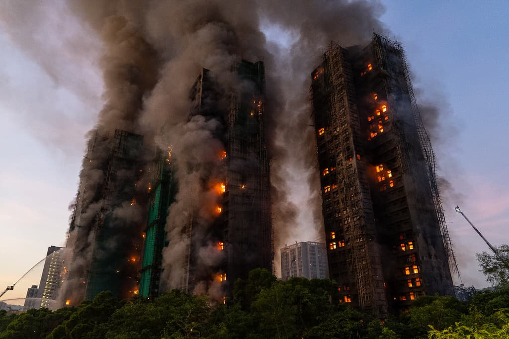 Humo elevándose de un incendio en Wang Fuk Court un complejo residencial en el distrito de Tai Po en los Nuevos Territorios de Hong Kong, el miércoles 26 de noviembre 2025. (AP Foto/Chan Long Hei)