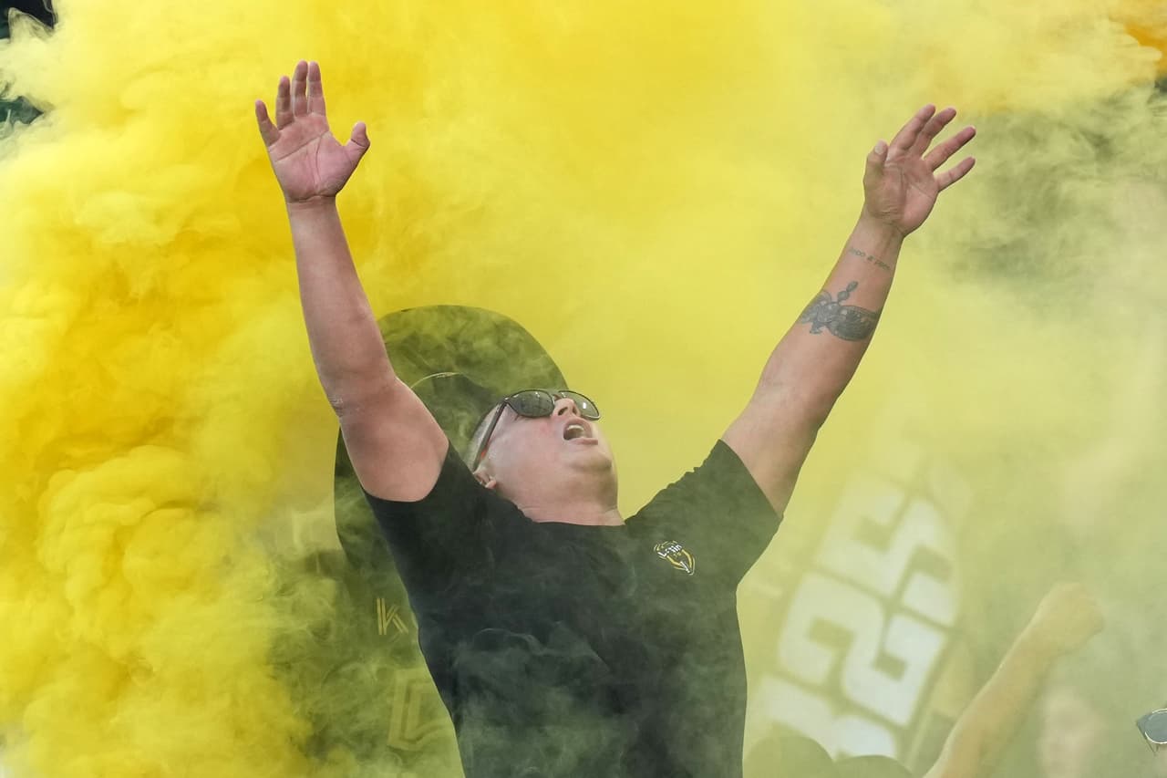 'El 3252' (el grupo de aficionados de LAFC) espera con ganas poder dar rienda suelta a su fiesta.
<br>