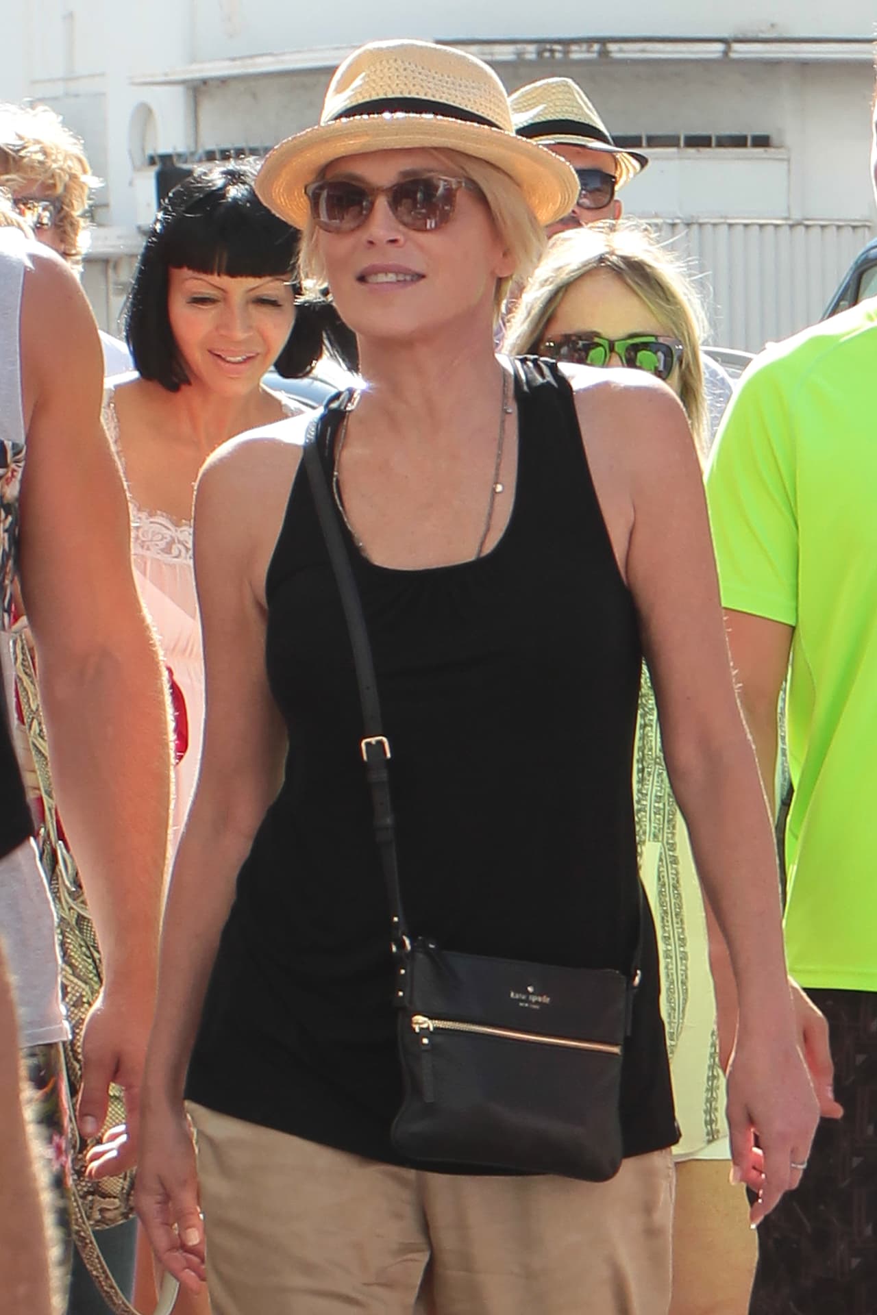 Y 
<b>Sharon Stone</b> también es una fanática de los icónicos bolsos de Kate Spade, quien empezó su compañía en el 1993 junto a su entonces futuro esposo Andy Spade y un amigo de la pareja, Elyce Arons.