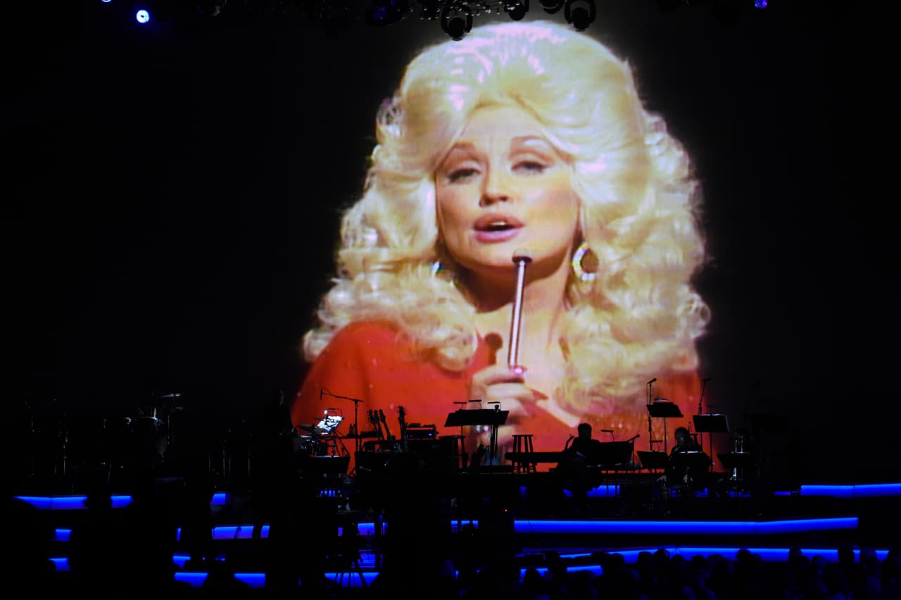 Parton, quien tocaba banjos adornados con joyas, guitarras y dulcémeles con sus largas uñas durante sus actuaciones, fue una generosa filántropa y una exitosa empresaria cuyos proyectos incluyeron un parque temático en las faldas de las Montañas Humeantes, cerca de su lugar de nacimiento.
