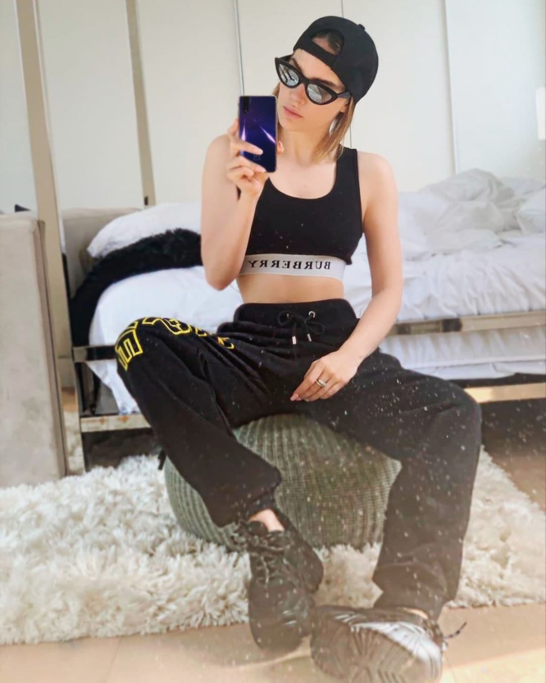 Aunque Belinda ha demostrado a lo largo de su trayectoria que se vale por sí misma, también ha presentado a algunas de sus parejas. Pero también ha sido relacionada sentimentalmente con otros famosos, con quienes nunca confirmó una relación.