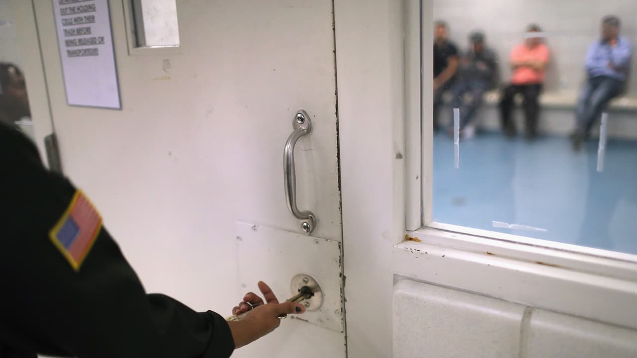 Muere inmigrante bajo custodia de ICE en Illinois, informa Consulado de México