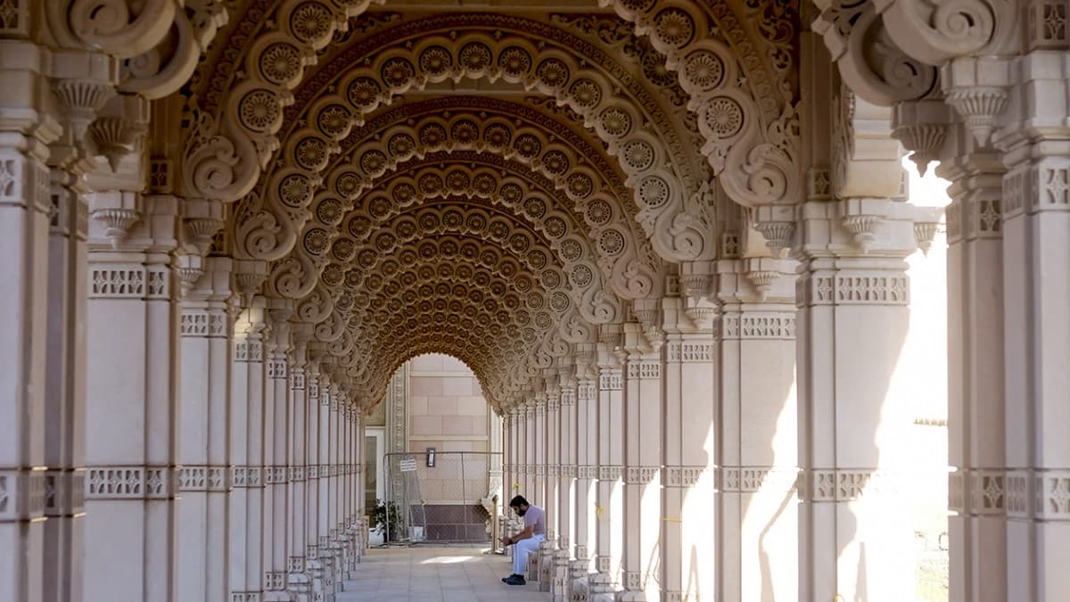 Las cuatro variedades de mármol de Italia y piedra caliza de Bulgaria viajaron primero a la India y luego más de 8.000 millas a través del mundo hasta Nueva Jersey, donde comenzaron a ser ensambladas.