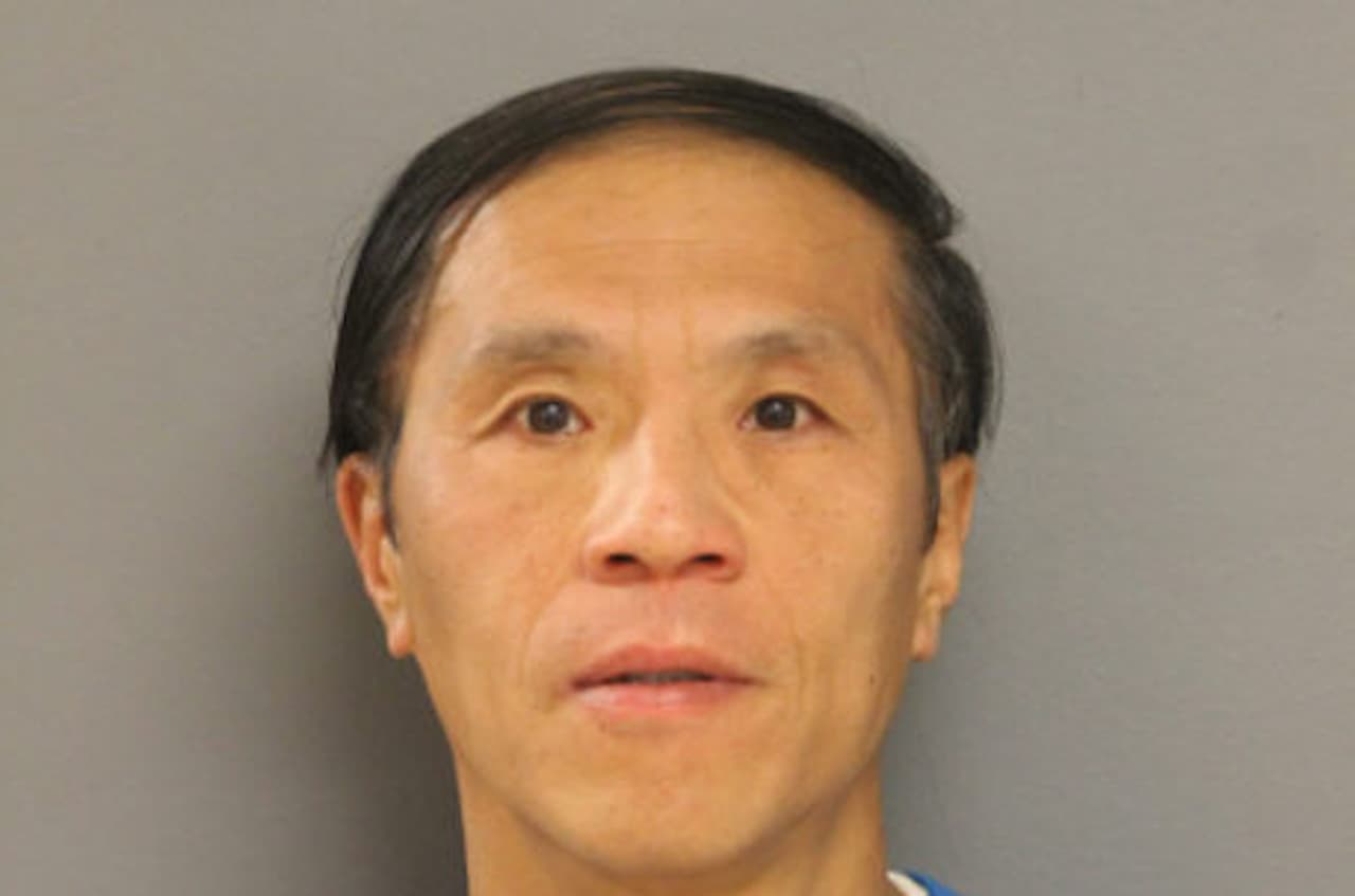 Arrestan a hombre que contaminó con materia fecal autos y negocios en un vecindario de Chicago