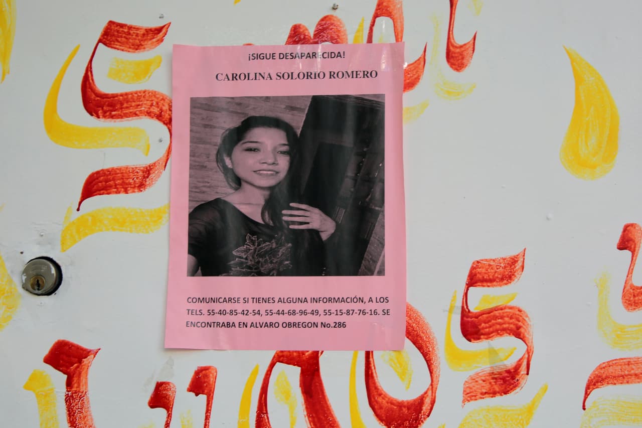 Otra de las personas desaparecidas es Carolina Solorio Romero, en las calles aledañas al lugar del derrumbe, se encuentra pegada su fotografía.
