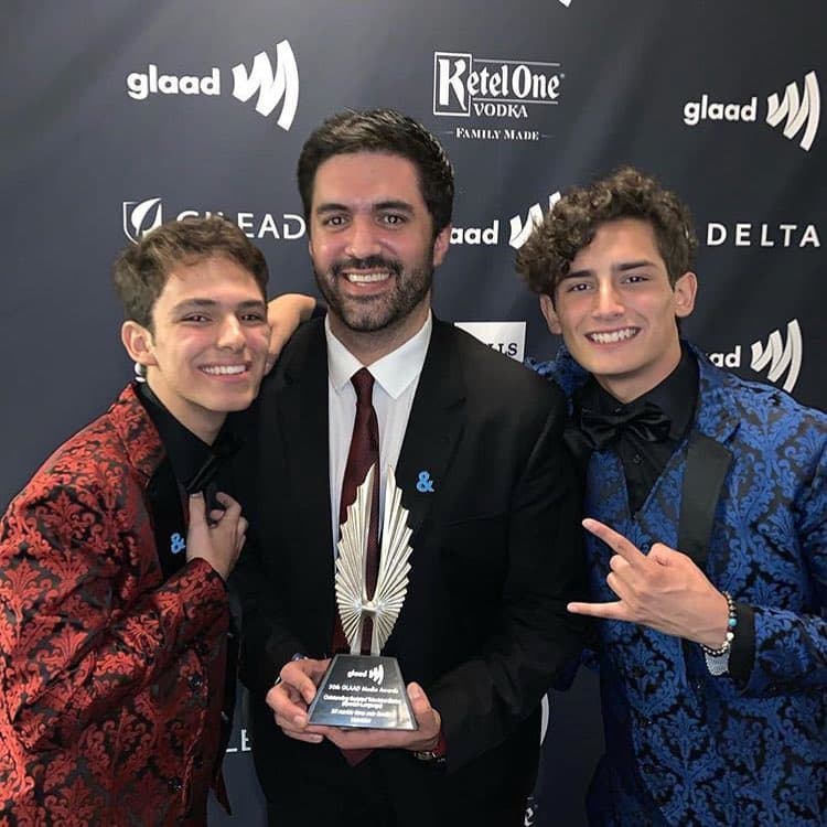 Además, en esta gala de premios GLAAD también estuvo presente Santiago Pineda, el adaptador de la telenovela Mi marido tiene más familia.